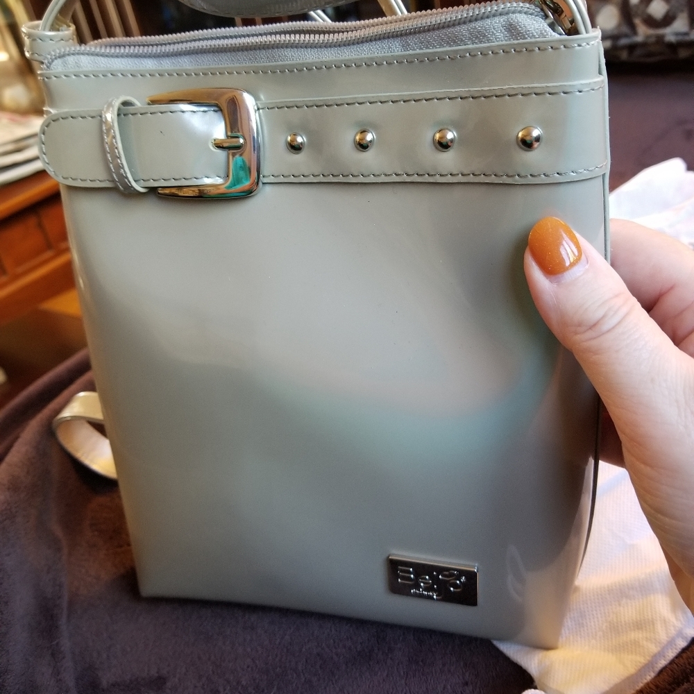 Beijo crossbody bag Gray shiny patent.